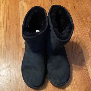 Size 6 black short Ugg’s
